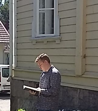 Aleksi Wilenius lukee runojaan